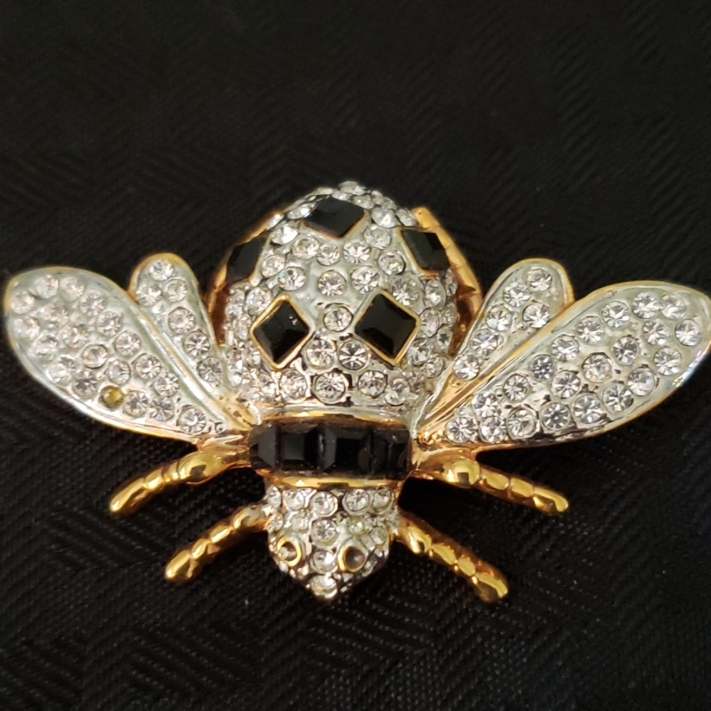 Fashion BumbleBee pin with green stone accent